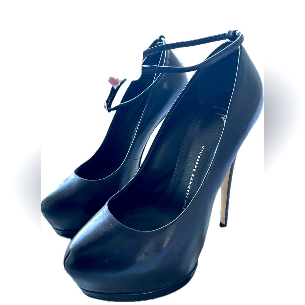 Pre-loved Giuseppe Zanotti Black Pump with ankle strap. LIKE NEW!